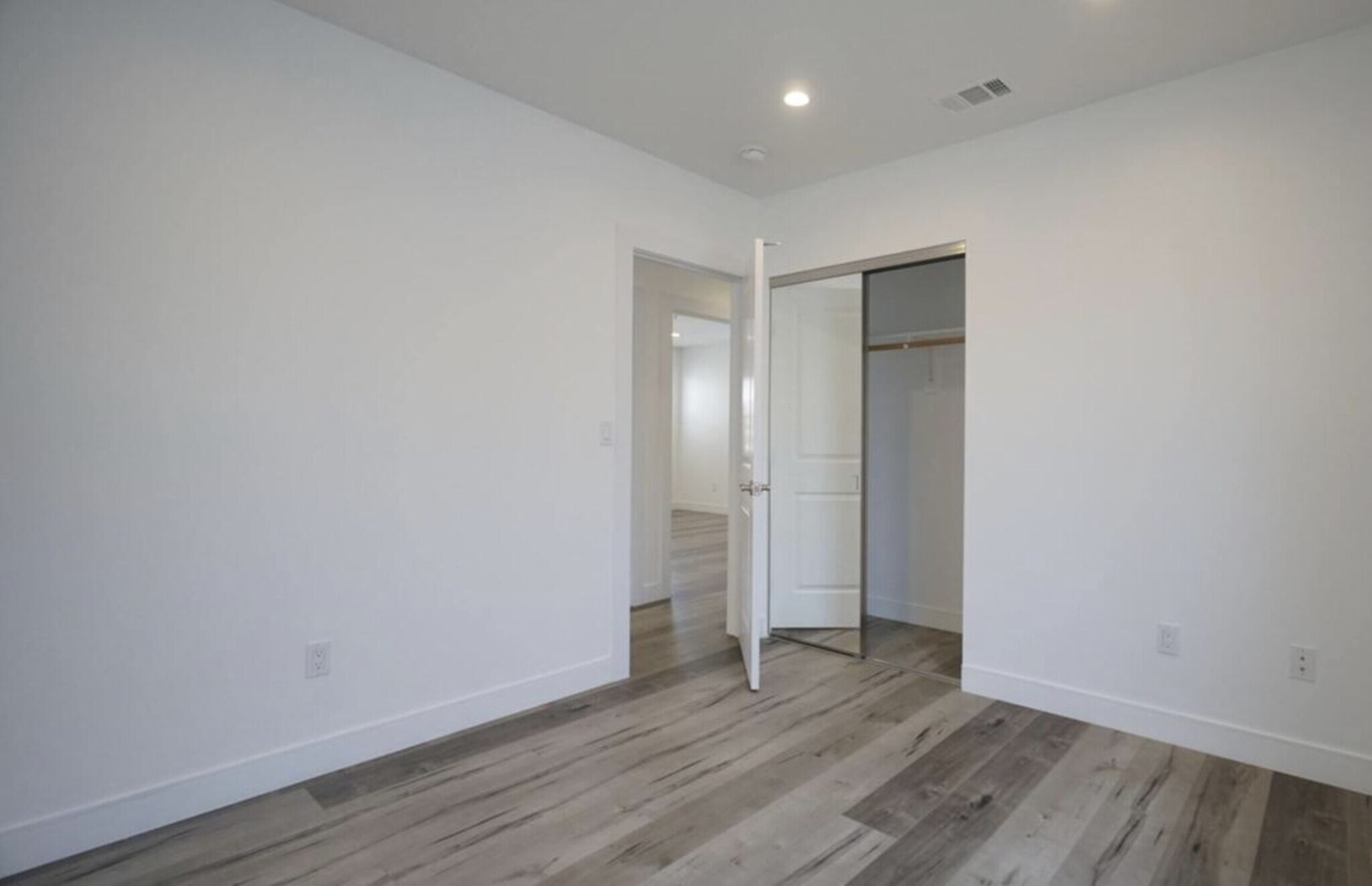 Building Photo - 1121 W 39th Pl
