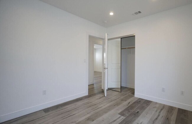 Building Photo - 1121 W 39th Pl