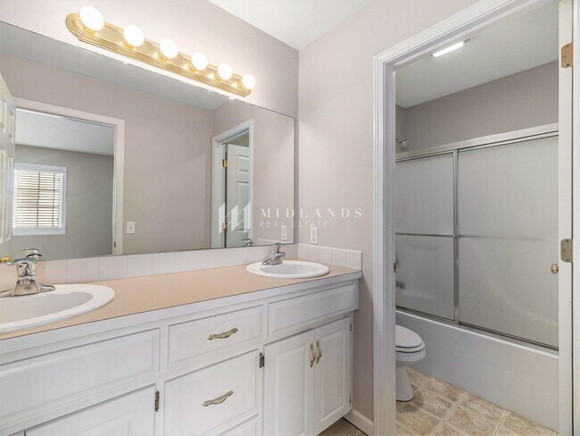 Building Photo - Beautiful Millard Townhome