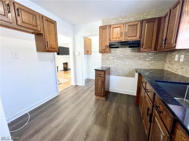 Building Photo - 250 Center Rd