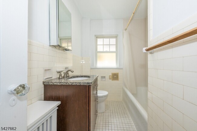 Building Photo - 200 Valley Rd