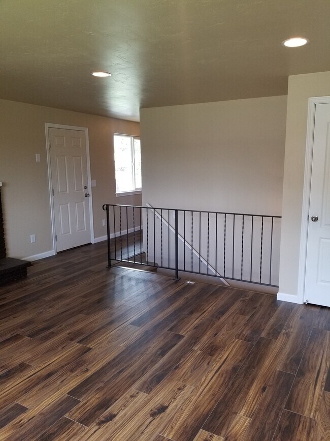 Building Photo - Spacious & Updated 3 bedrooms +large rec room 2 baths, landscaped