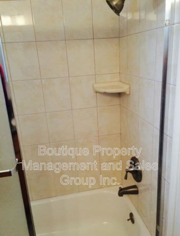 Building Photo - 930 E 1st St