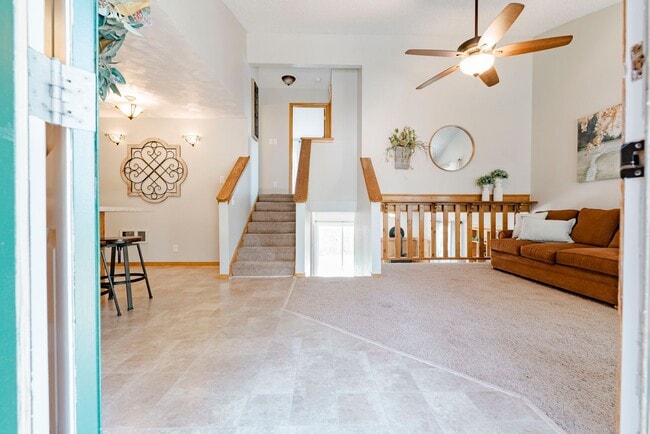 Building Photo - 2 Bedroom 3 Bathroom 1 Car Garage Fenced Back Yard Walkout Basement