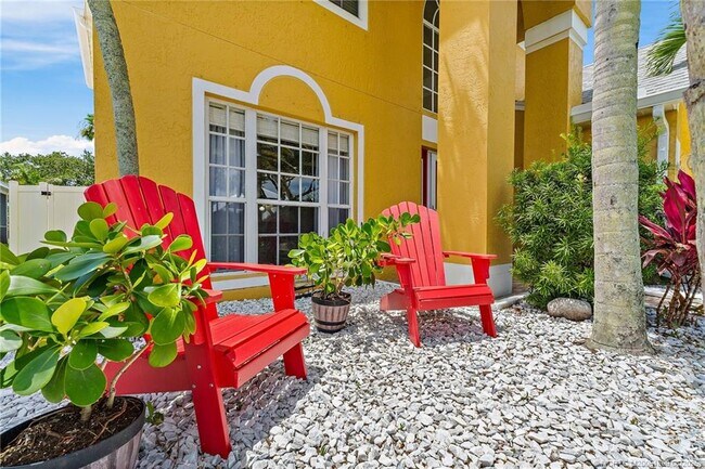 Building Photo - 728 NW Waterlily Pl