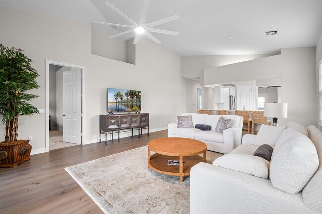 Building Photo - 3 Bed + Flex, 3 Bath 2,686 Sq Ft - Top Floor Coach Home