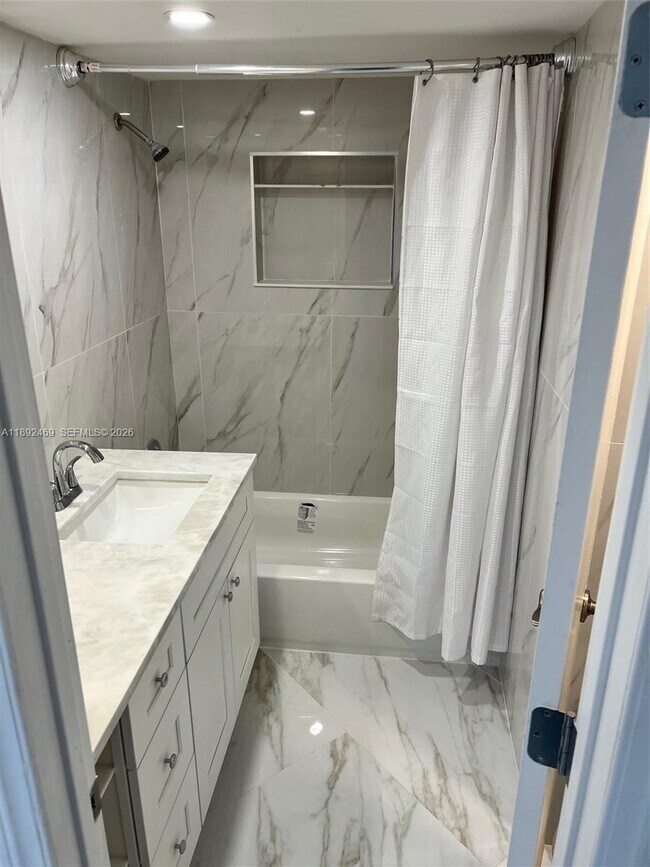 Building Photo - 10181 Twin Lakes Dr