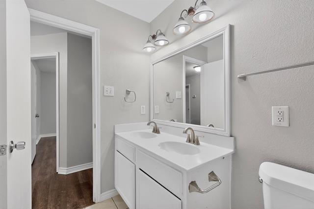 Building Photo - 2216 Chestnut Dr