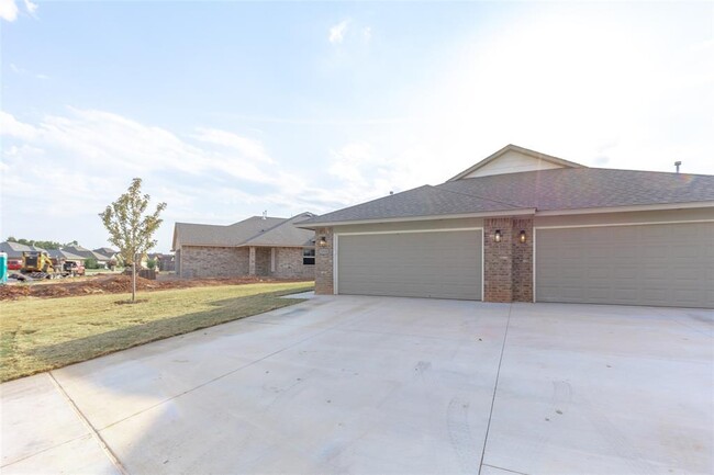 Building Photo - 13320 Springcreek Dr