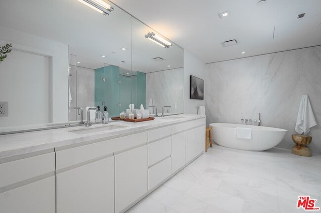 Building Photo - 9000 W 3rd St