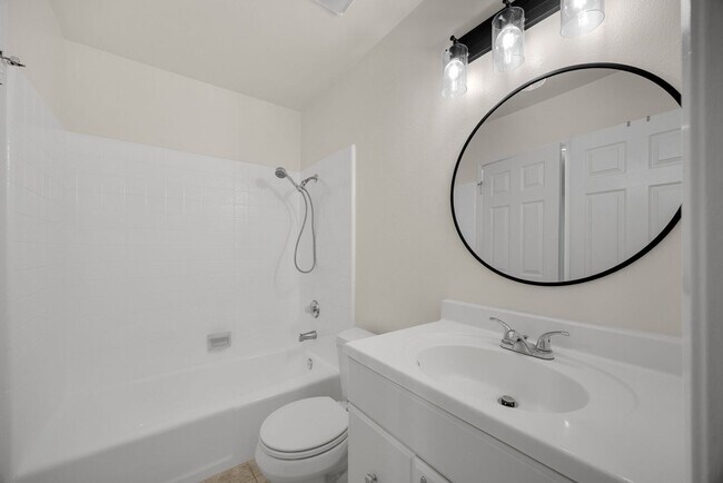 Building Photo - Newly updated 3 bed / 1.5 bath townhome in the desirable Sherwood Village