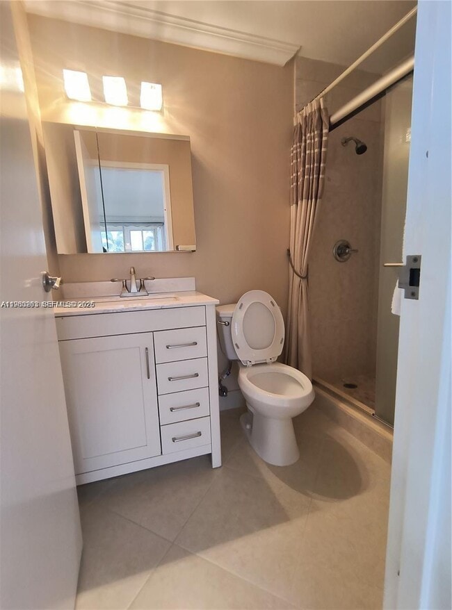 Building Photo - 662 North Dr