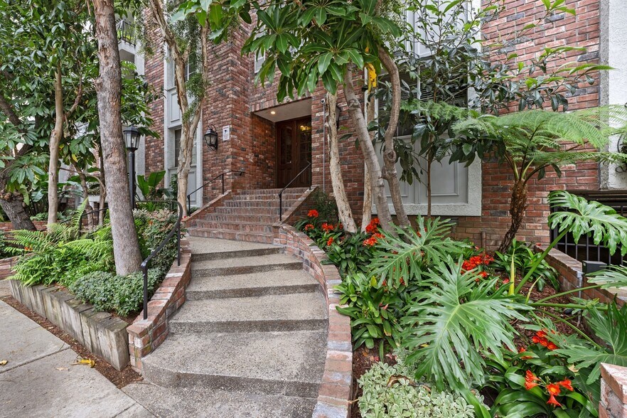 Building Photo - 1375 Kelton Ave