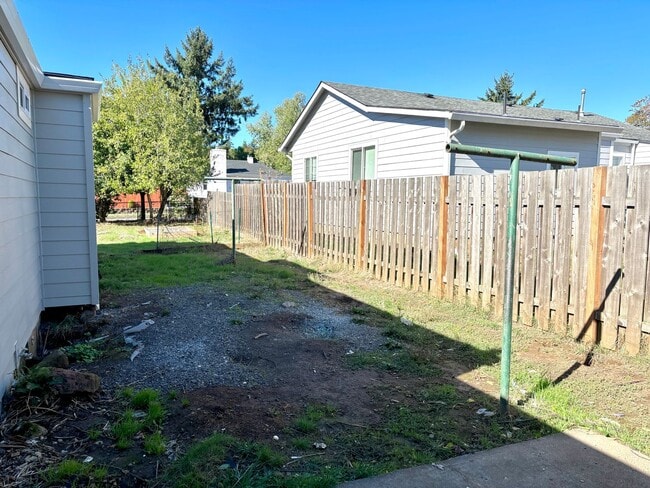 Building Photo - Powellhurst-Gilbert Updated 4 Bedroom/2 Ba...