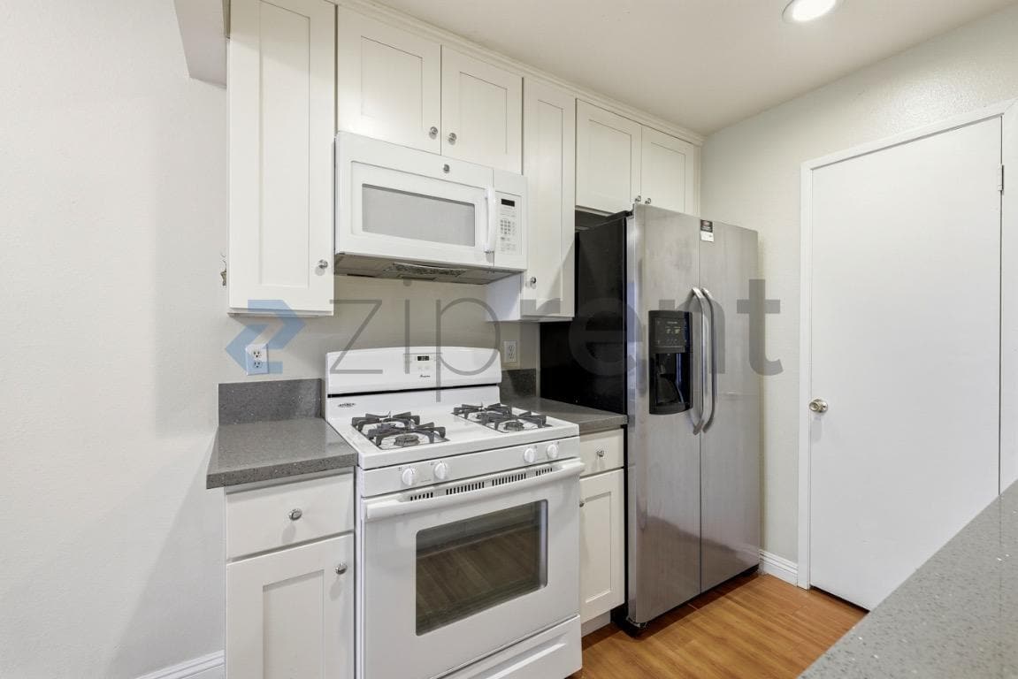 Building Photo - Unit B