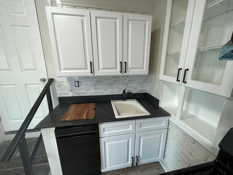 Building Photo - 13712 Saranac Dr