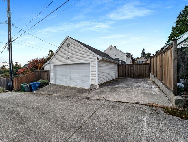 Building Photo - Elegant 3-Bedroom Home with Exceptional Craftsmanship in West Seattle