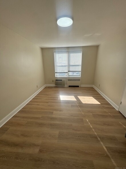 Building Photo - 45 Maple St