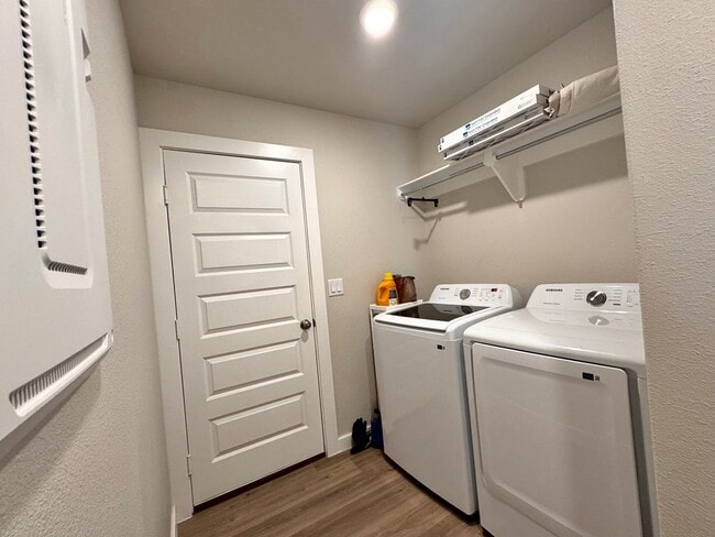 Building Photo - 10817 Saloon St