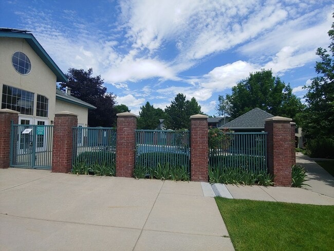 Building Photo - 1 MONTH FREE! Spacious & Light Filled 2-Be...