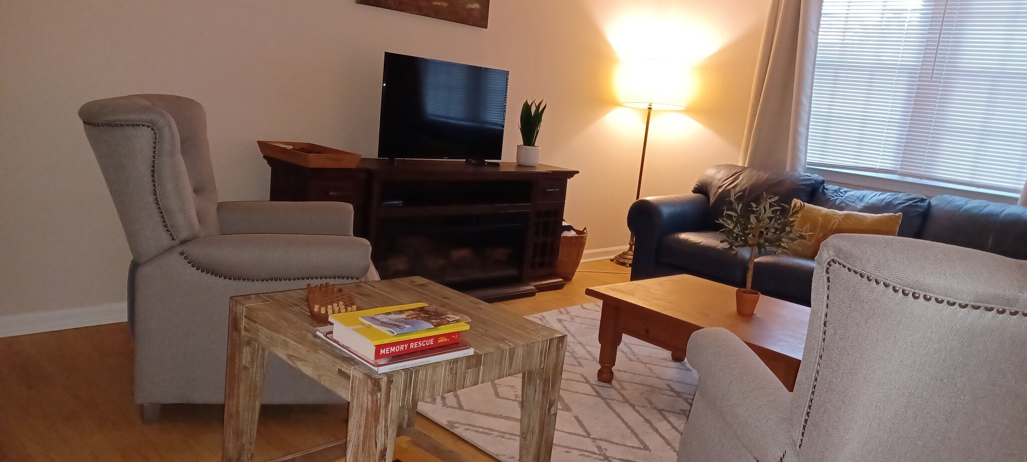 Spacious and cozy living room - 705 Elsom St