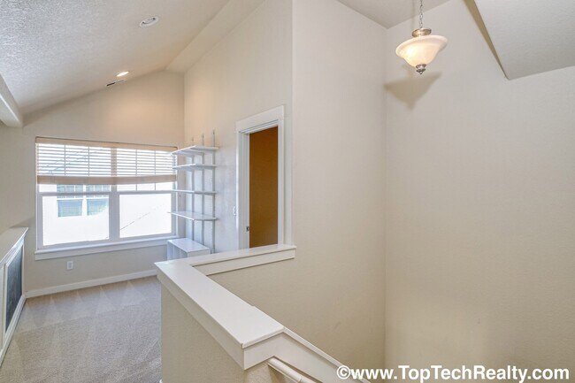 Building Photo - Delightful 3 Bed | 2.5 Bath Townhome | Beaverton | Minutes to Shopping, Dining & Parks | Prime Lo...