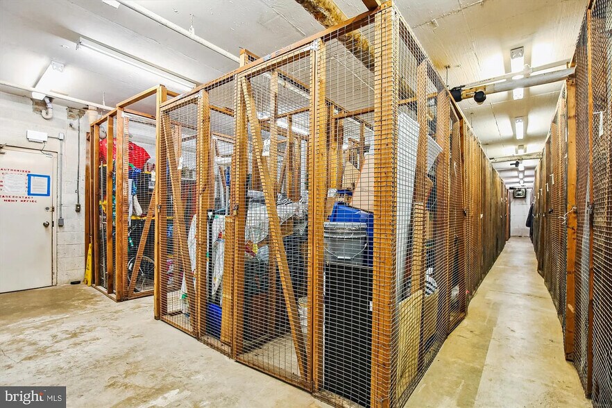 Building Photo - 2300 Pimmit Dr