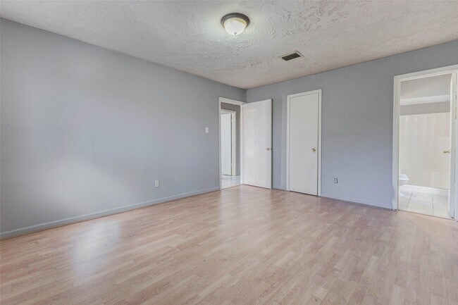 Building Photo - 12702 Fern Forest Dr