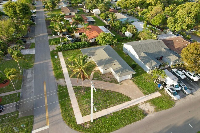 Building Photo - 231 NE 16th Ave