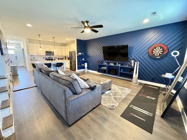 Building Photo - 2 Bed, 2.5 Bath Townhome with 2 Reserved Parking Spots