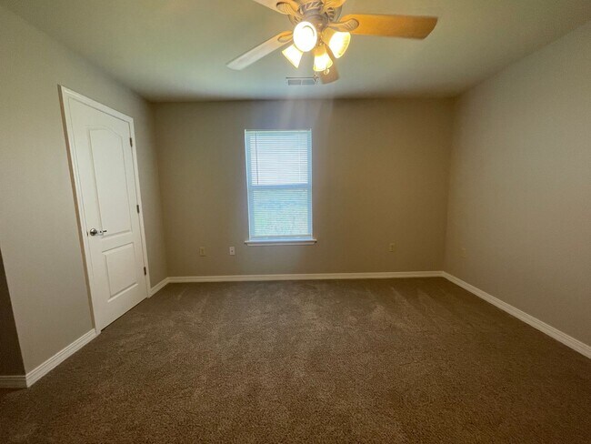 Building Photo - 3 Bedroom 2 Bath Apartment in Branson, MO