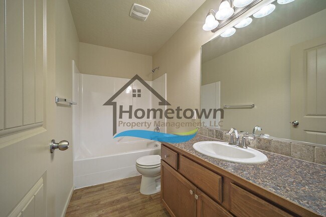 Building Photo - 3 Bedroom 2 Bathroom Home with Attached 2 ...