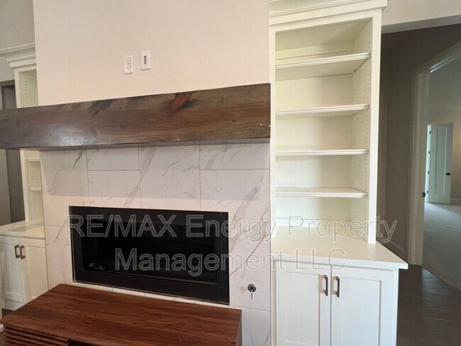 Building Photo - 440 St Claire Dr