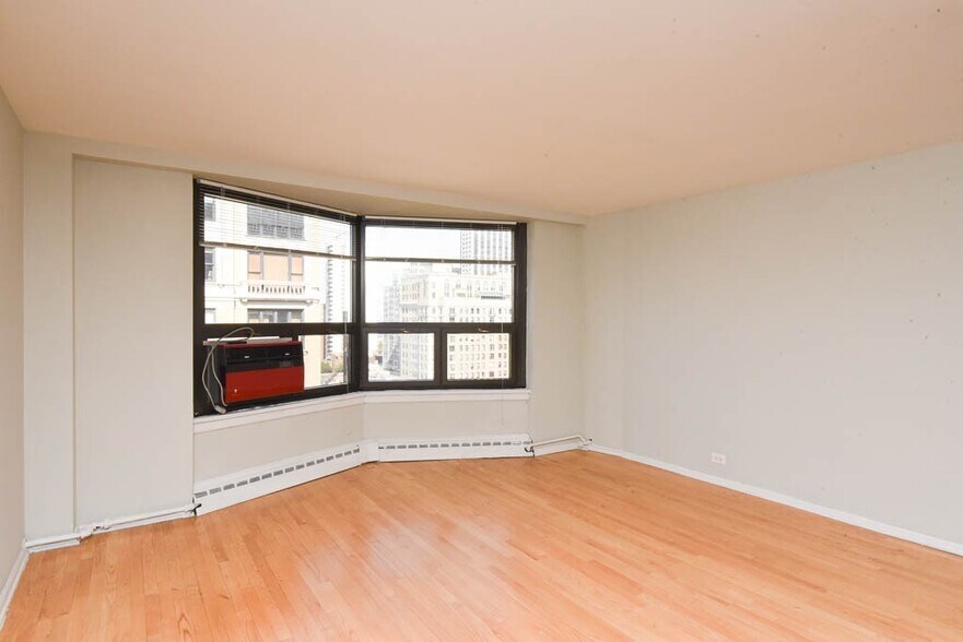 Building Photo - 428 W Wellington Ave