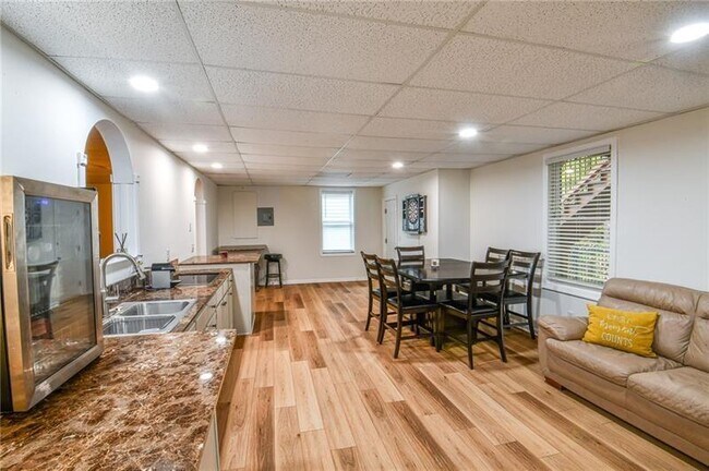 Building Photo - 1865 Oak Tree Hollow