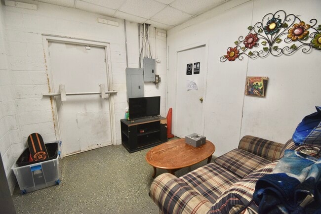 Building Photo - 3204 Ferndale Dr