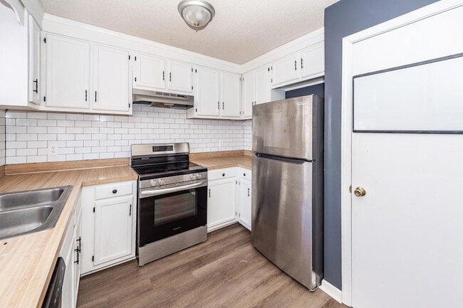 Building Photo - 444 Academy Rd