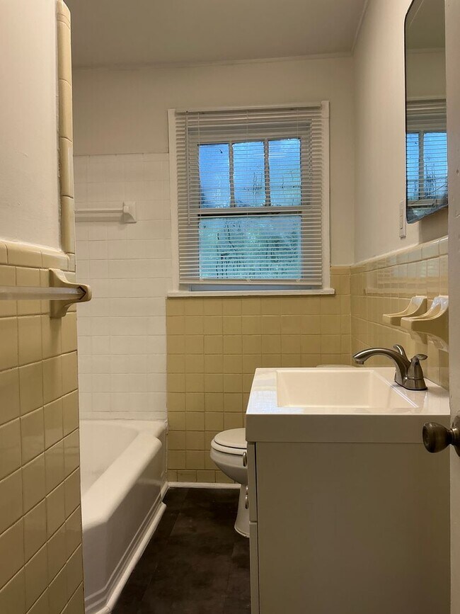 Building Photo - 3 bedroom / 1 bathroom house near St. Mary's/Beechwood/Alps Rd.