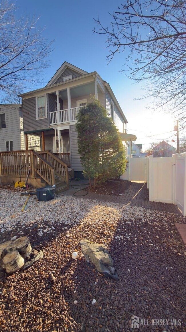 Building Photo - 55 Suydam St