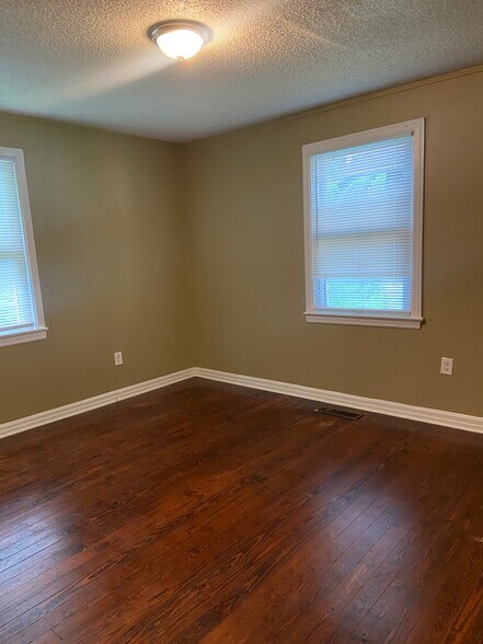 Building Photo - 600 9th Ct S