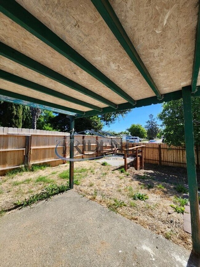 Building Photo - 3 bedroom, 2 bath house