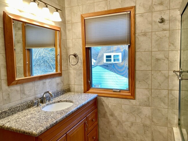 Building Photo - Magnificent 4 Bed / 4.5 Bath Elmhurst Home...