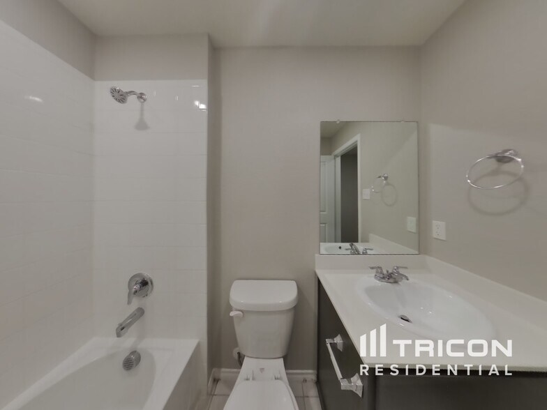 Building Photo - 2514 Henley Dr