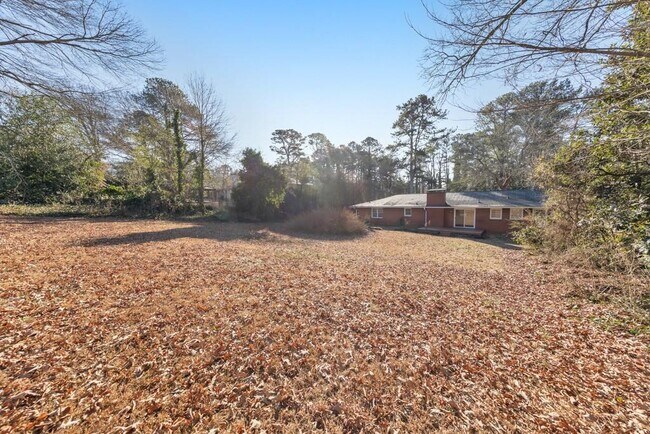 Building Photo - 909 Rosedale Dr