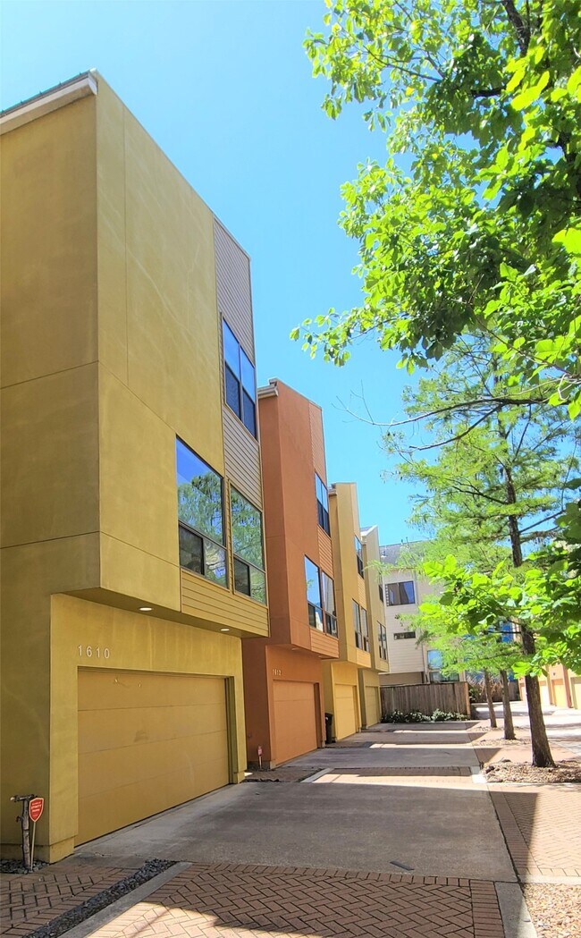 Building Photo - 1610 Hadley St