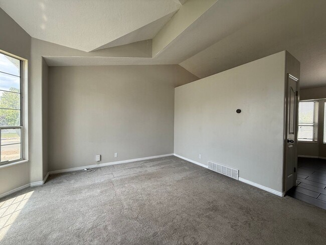Building Photo - Updated Home in Draper!