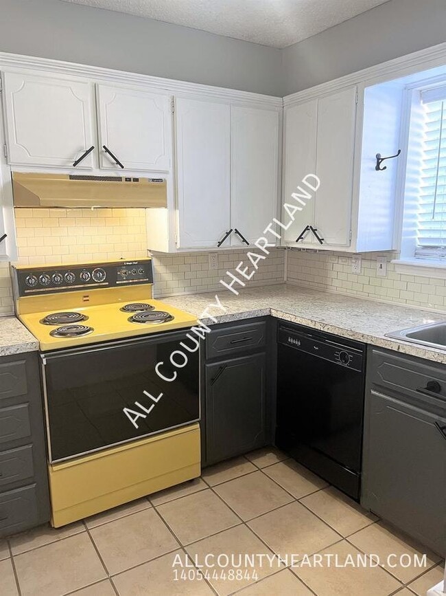 Building Photo - 221 Jason Dr