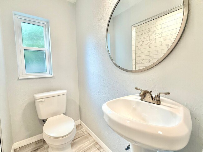 Building Photo - Your DeLand Escape: 4 Bedrooms + Pool at G...