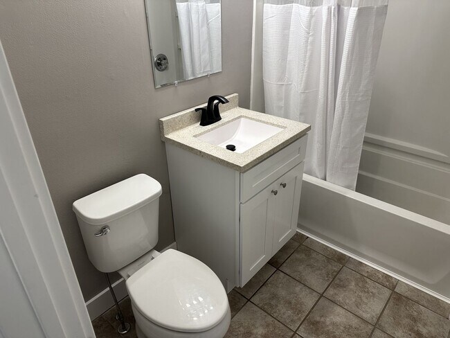 Building Photo - 234 Oak St