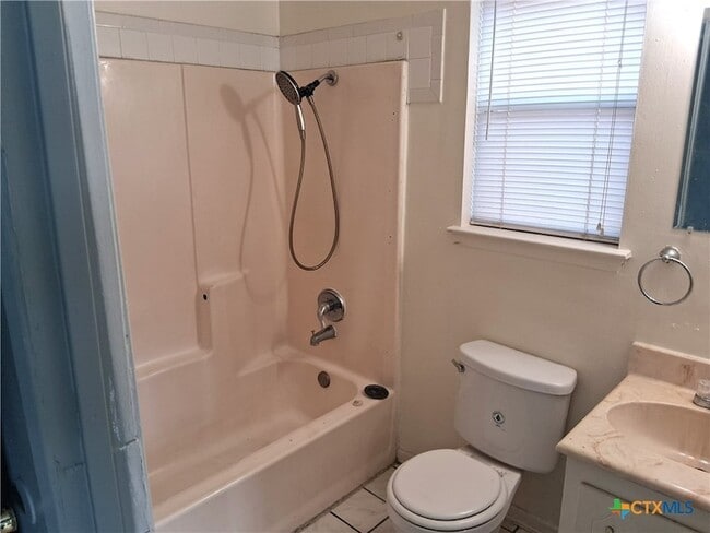 Building Photo - 1701 Lennox Ave